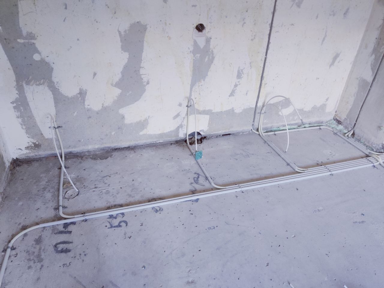 Wykonanie instalacji elektrycznej w mieszkaniu prowadzonych po podłodze.