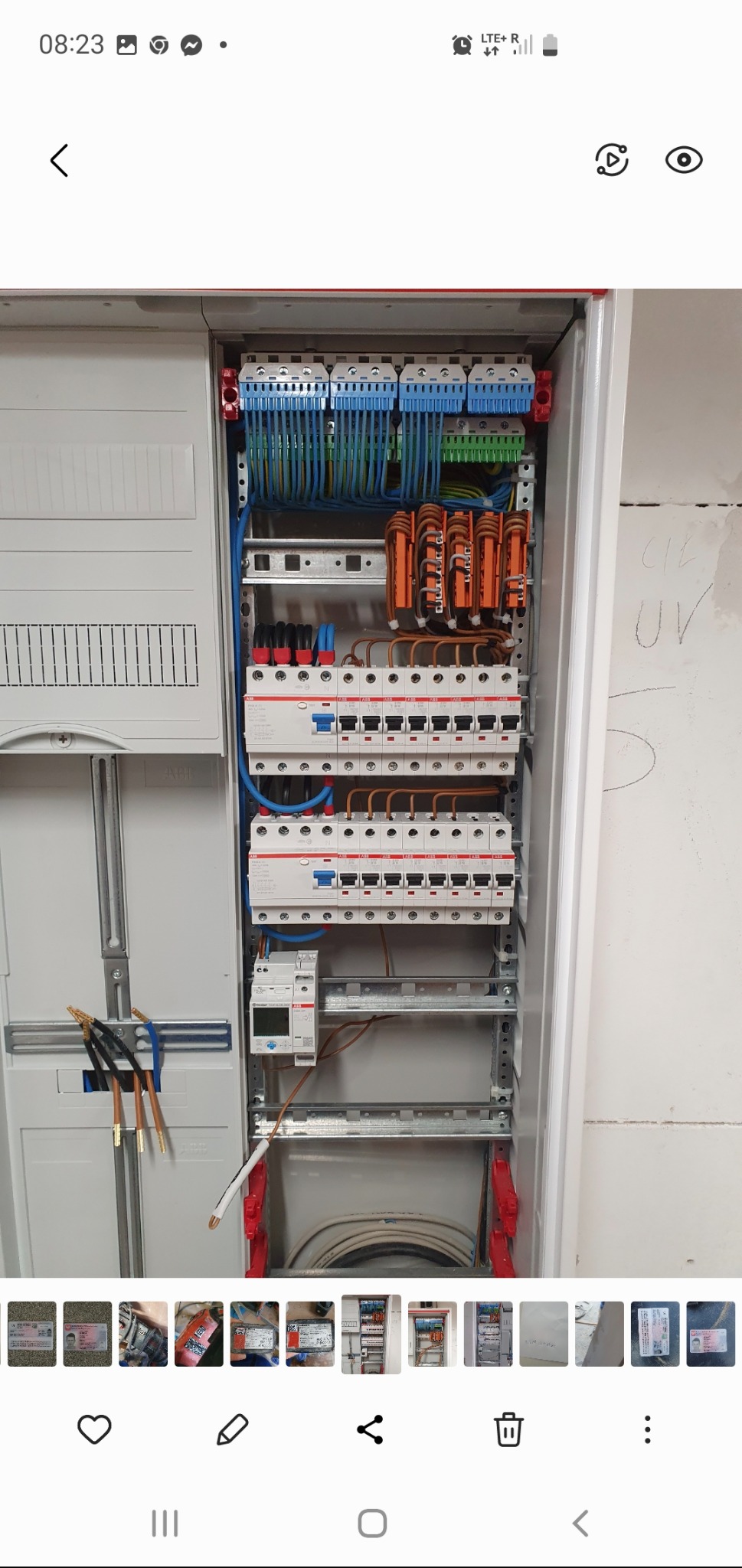 Rozdzielnica elektryczna z bezpiecznikami, okablowaniem i listwami zaciskowymi. Widoczne przewody w kolorach niebieskim, brązowym i zielono-żółtym.