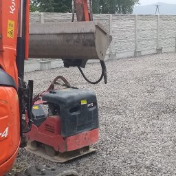 Utwardzanie przestrzeni do parkowania.