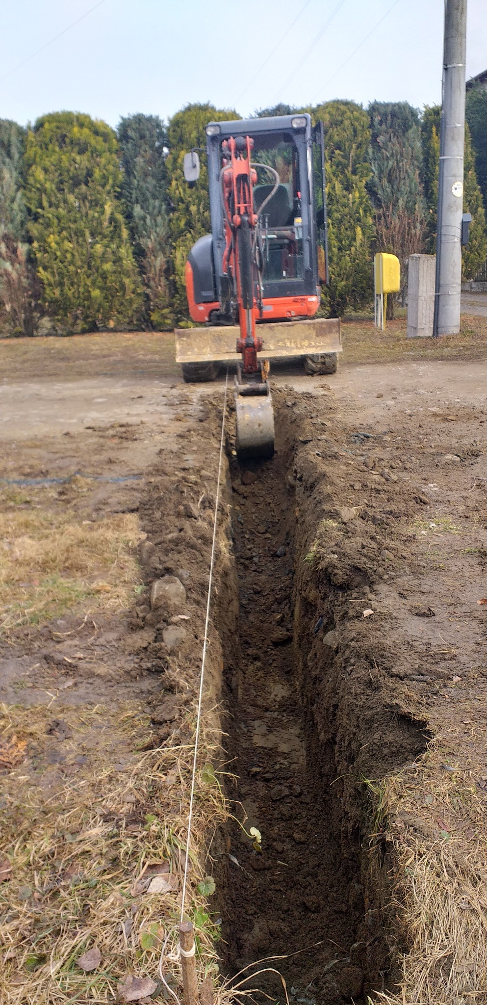 Wykop pod przewody instalacji elektrycznej.