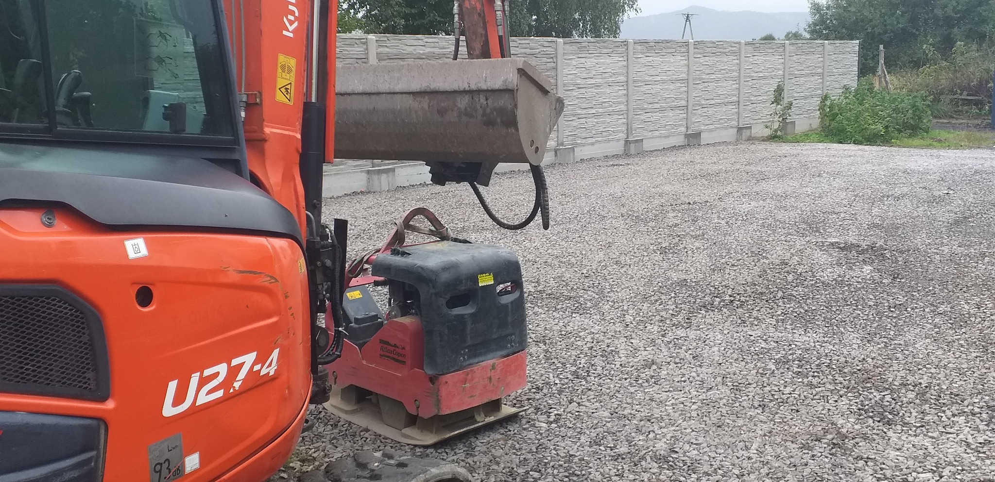 Utwardzanie przestrzeni do parkowania.