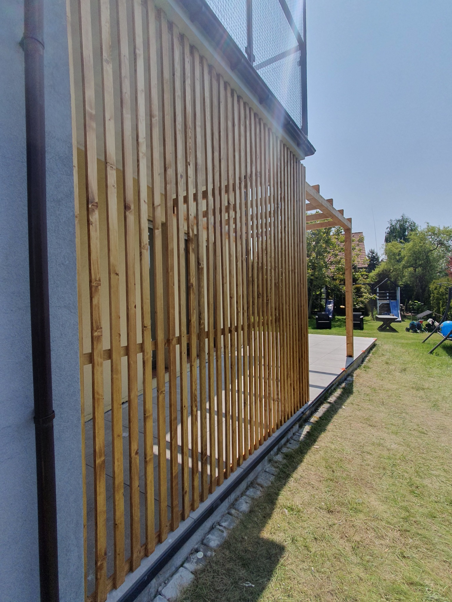 Pergola i lamele wykonane na życzenie klienta przez nas na wymiar z drewna kastukcyjnego.