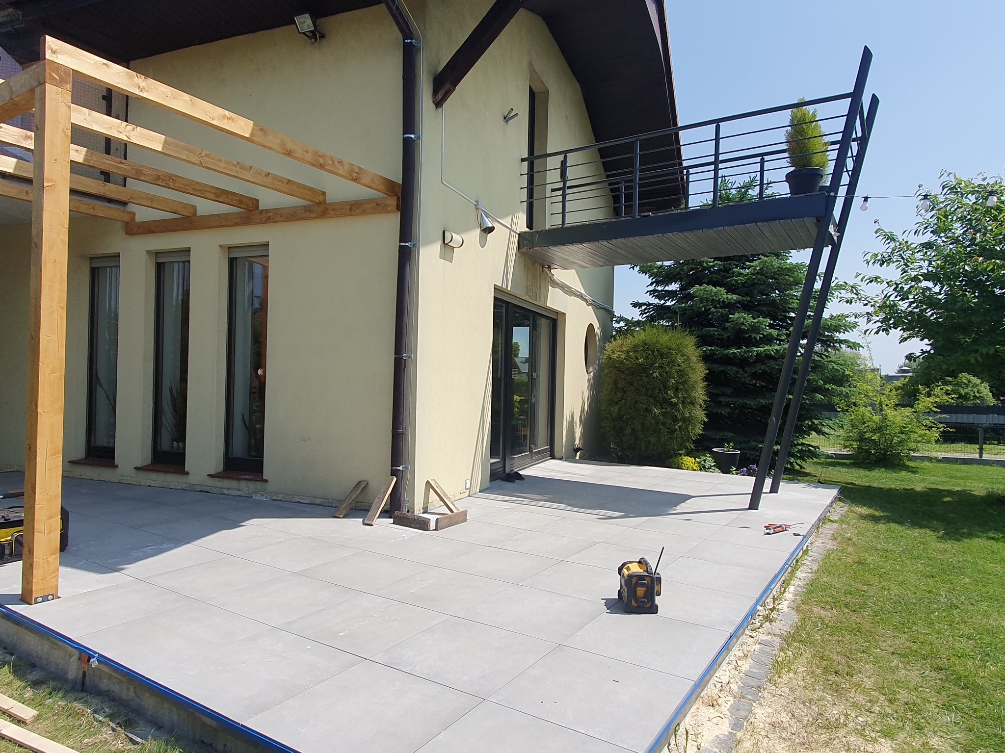 Taras wykonany z płytek tarasowych w technologii wentylowanej.