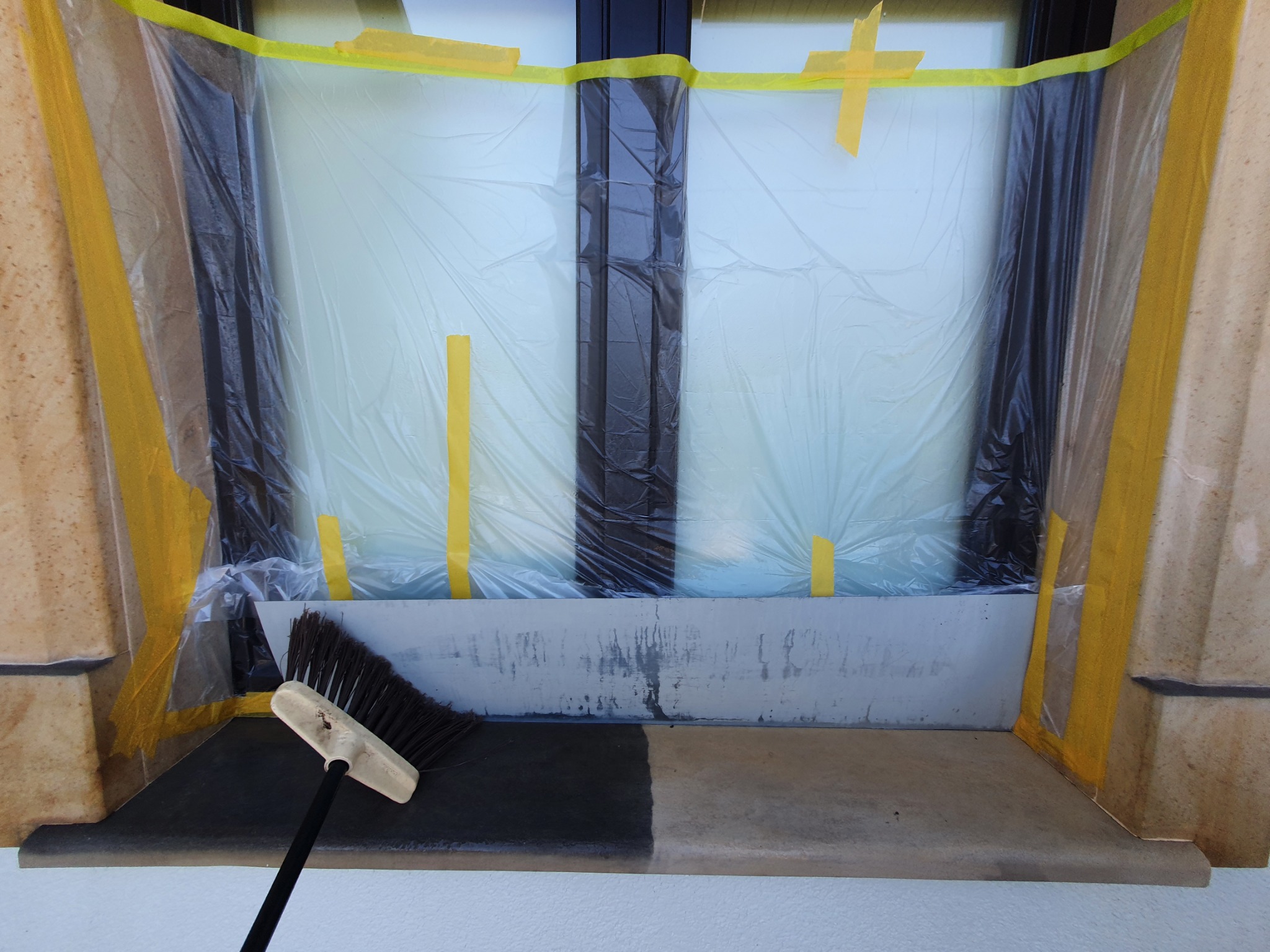 Renowacja parapetów z naturalnego piaskowca wraz z myciem chemicznym.