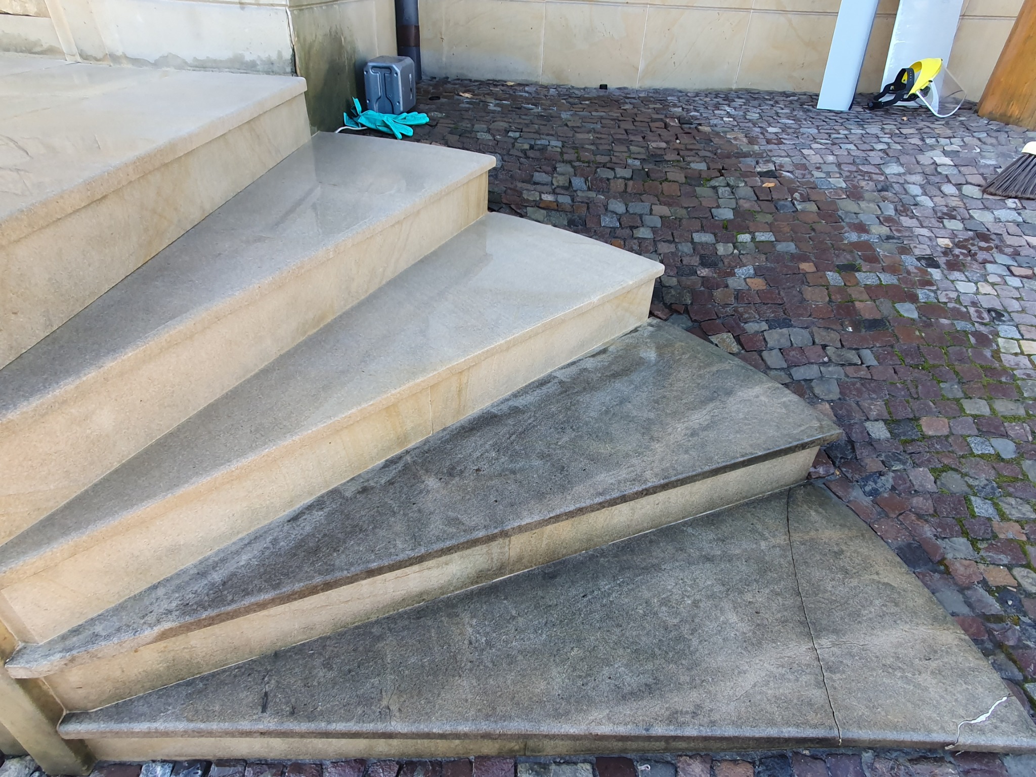 Renowacja schodów z naturalnego piaskowca wraz z myciem chemiczny.