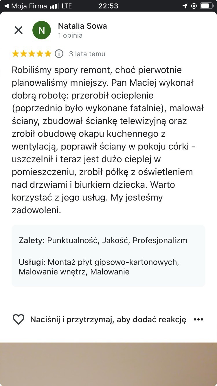 Zrzut ekranu opinii klientki Natalii Sowy o wykonanym remoncie, wymieniającej zakres prac: ocieplenie, malowanie, ścianka TV, obudowa okapu, półka z oświetleniem.