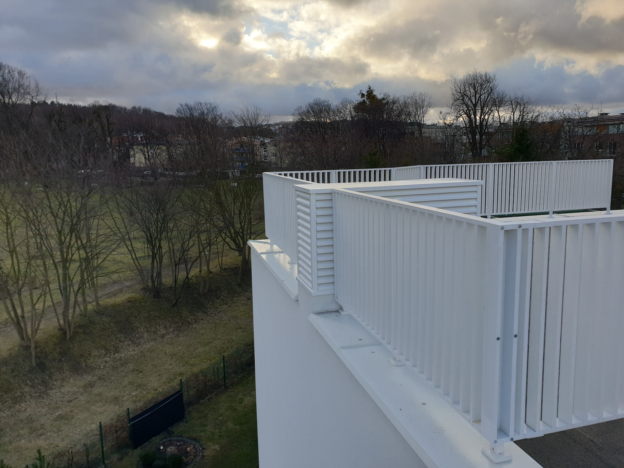 Balustrady tarasowe i obudowa komina