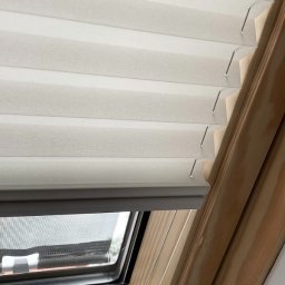 Pasadena home & deco - Plisa na wymiar na oknie dachowym.