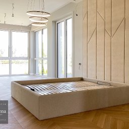 Pasadena home & deco - Tapicerowane łóżko z pojemnikiem i ściana z paneli w geometryczny wzór, wykończona srebrnymi listwami. Nowoczesny design w jasnym wnętrzu.