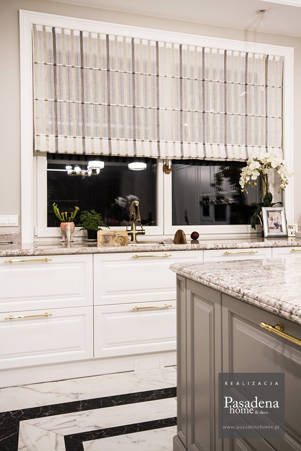 Roleta rzymska w kuchni, tkanina w pasy, mocowanie rolety nad oknem do ściany.