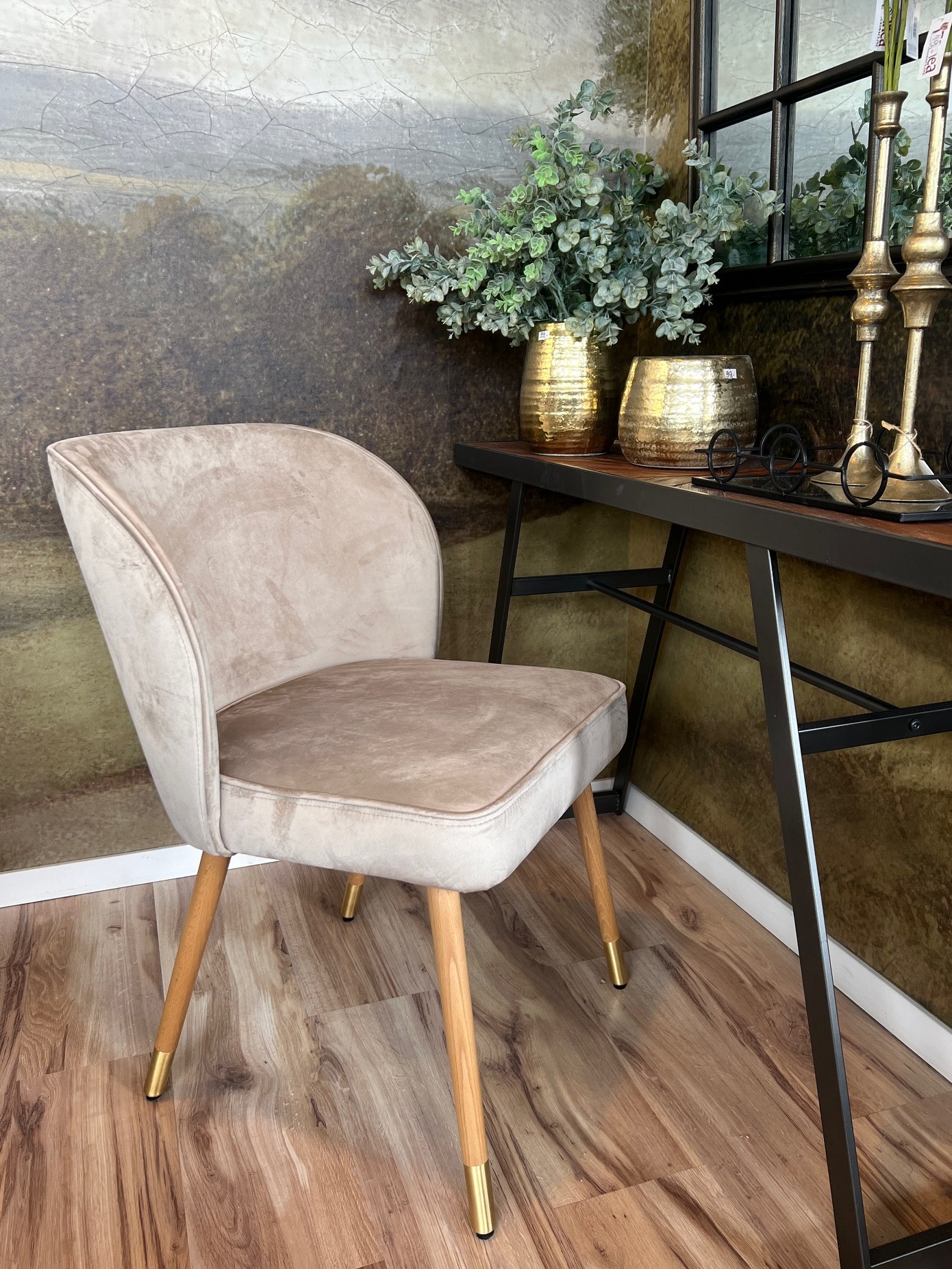 Krzesło tapicerowane Marilyn - wybierz tkaninę, zmień kolor nóżek. Usiądź i przetestuj w naszym showroomie w Białystoku.