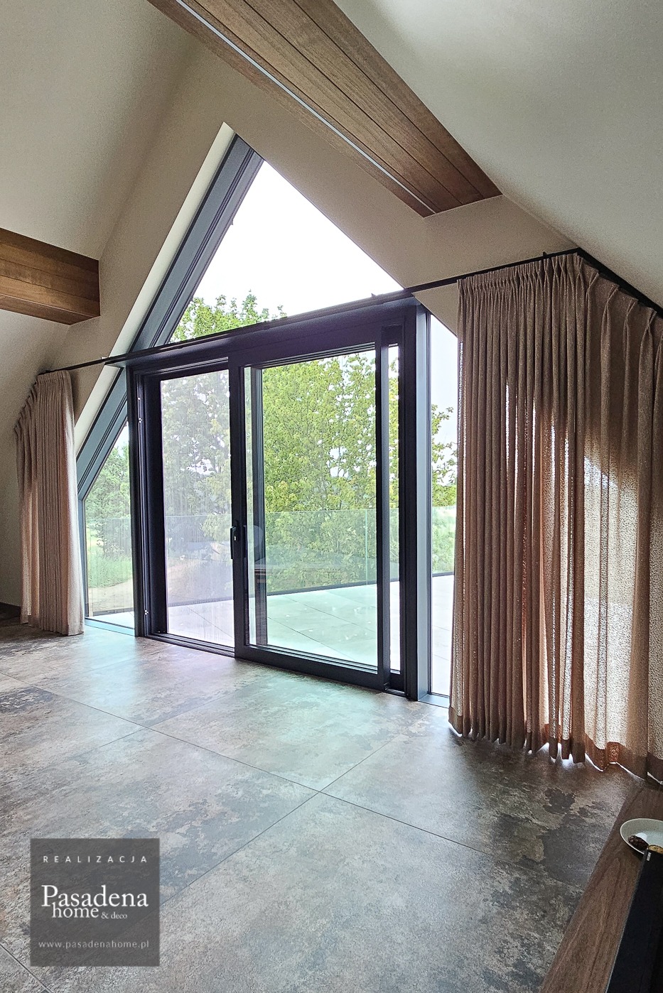 Beżowe zasłony na karniszu LOFT25, dekorujące trapezowe okno w pokoju kąpielowym. Lekka, funkcjonalna dekoracja okna z tkaniny Hipster 03, szycie flex 200%.