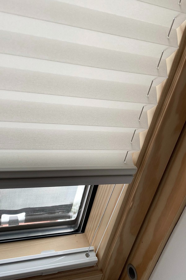 Plisa na wymiar na oknie dachowym.