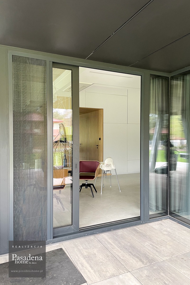 Plisowana-moskitiera-do-okien-HS-i-duzych-przeszklen