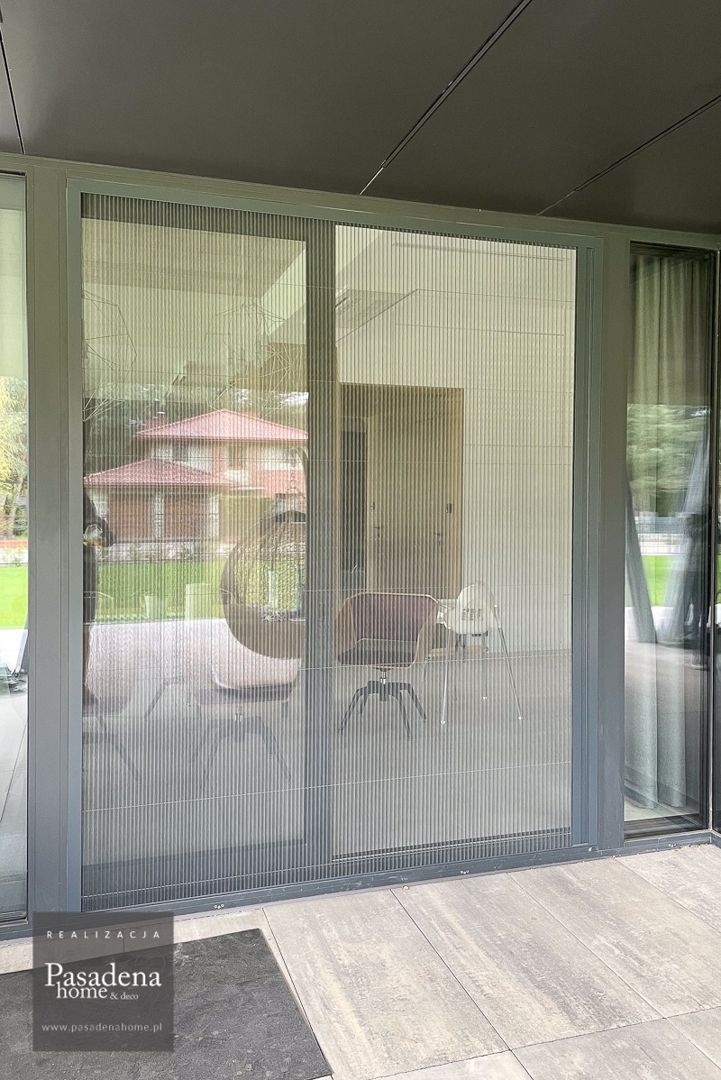 Plisowana-moskitiera-do-okien-HS-i-duzych-przeszklen-4