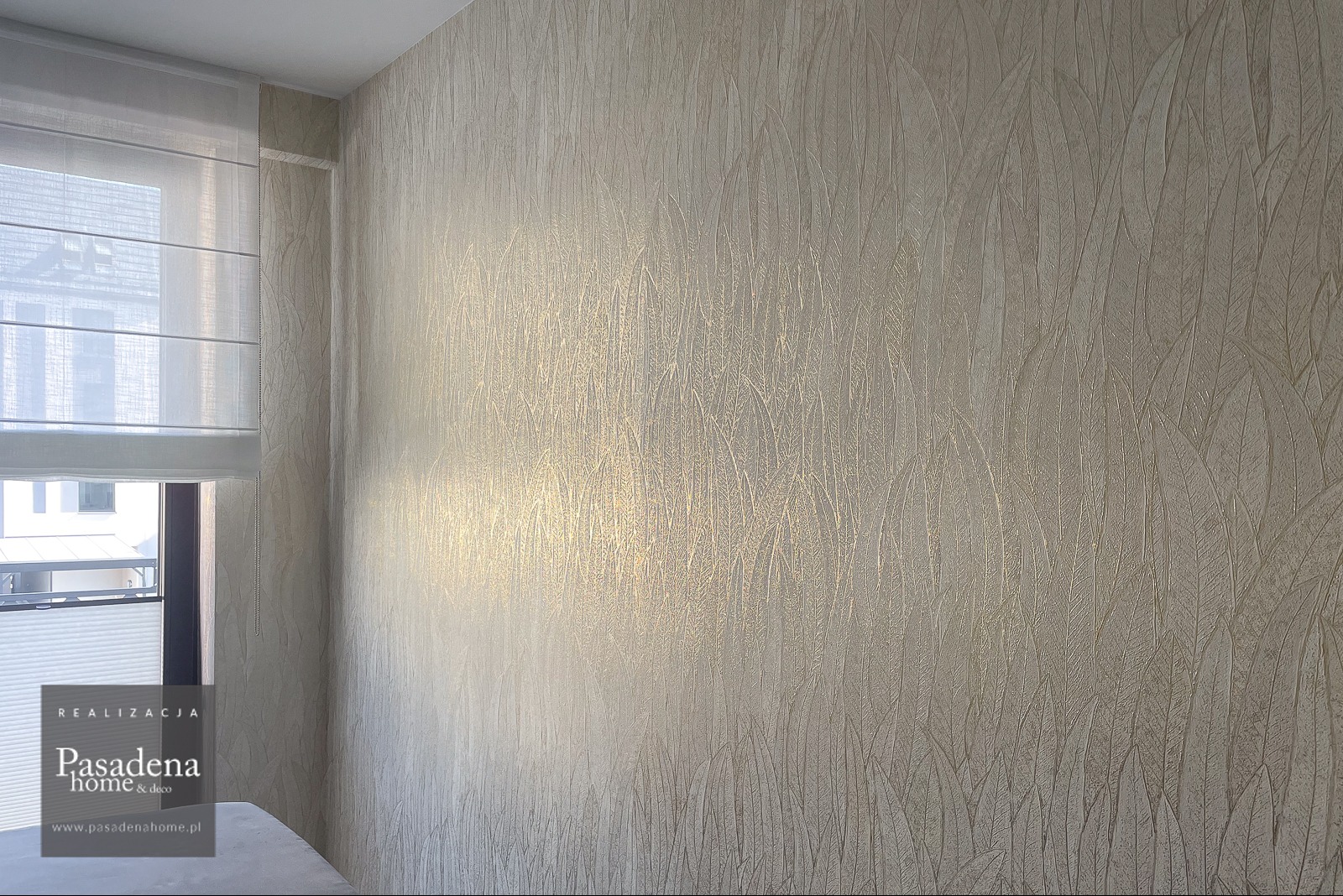 Tapeta w listki o połyskującej fakturze. Najwyższa jakość tapet na zamówienie.