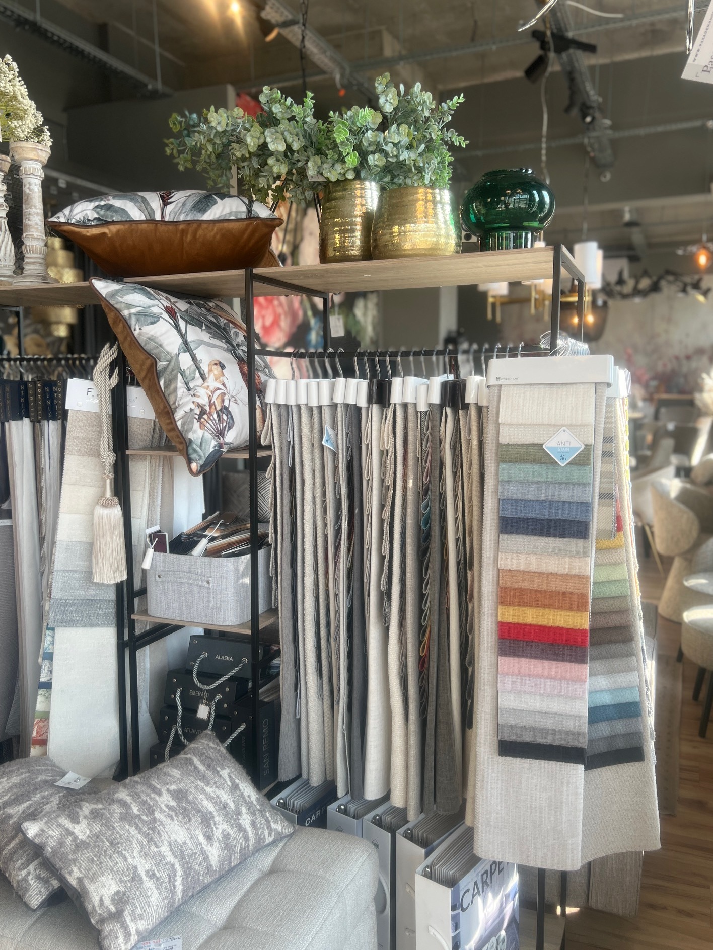 Odwiedź nasz showroom przy ul. Wiejskiej 67 lokal 1. Setki tkanin do wyboru.