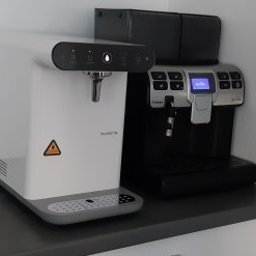 VENTONI SPÓŁKA Z OGRANICZONĄ ODPOWIEDZIALNOŚCIĄ - Nowoczesny dystrybutor wody obok ekspresu do kawy na blacie. Dystrybutor biały, ekspres czarny. Minimalistyczne wnętrze, jasne tło. Widoczne detale urządzeń.