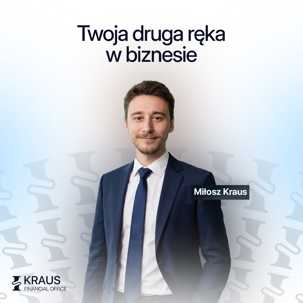 Profesjonalny portret biznesowy mężczyzny w garniturze, z uśmiechem, na tle z logo firmy i hasłem 'Twoja druga ręka w biznesie'.