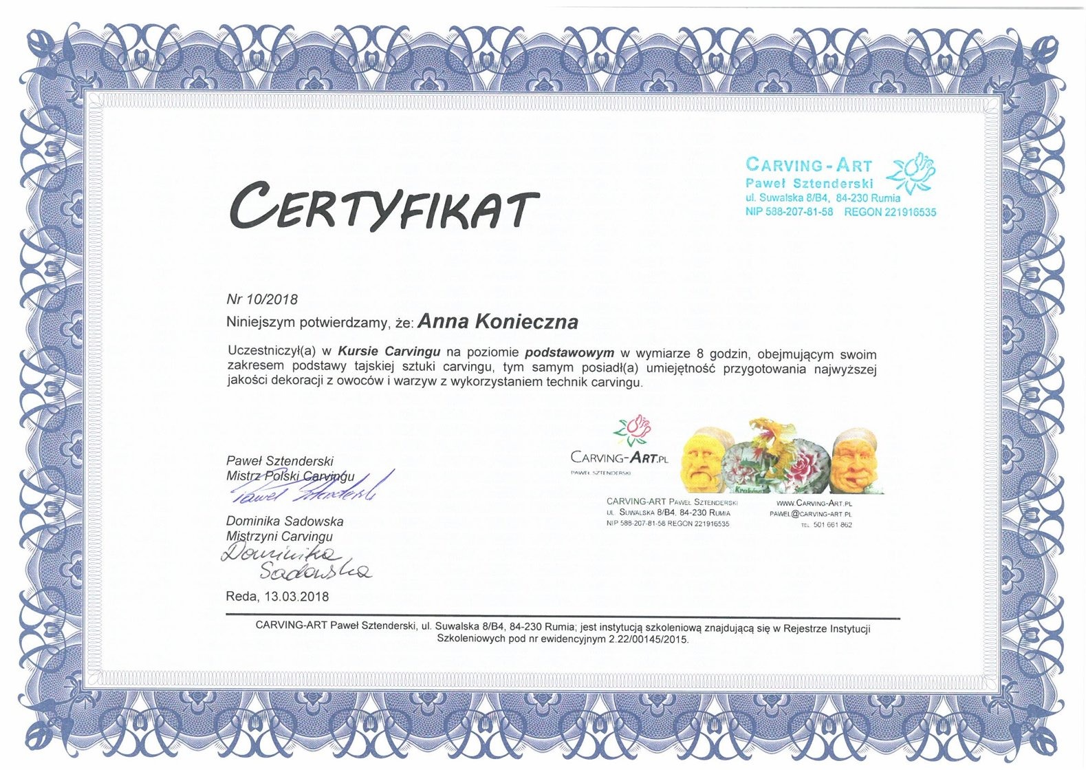 Certyfikat ukończenia kursu carvingu, potwierdzający umiejętności dekoracji owoców i warzyw. Dokument z podpisami Pawła Sztenderskiego i Dominiki Sadowskiej.