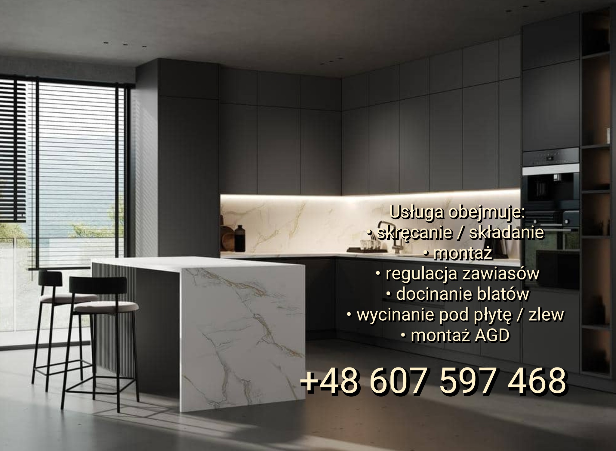 Nowoczesna, szara kuchnia z wyspą wykończoną marmurem, oświetleniem LED pod szafkami i minimalistycznymi hokerami. Widoczne okno z żaluzjami.