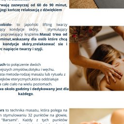 Tu I teraz - Masaż relaksacyjny pleców wykonywany przez terapeutę. Dłonie terapeuty delikatnie masują plecy klienta leżącego na stole do masażu. Ciepłe, stonowane oświetlenie.