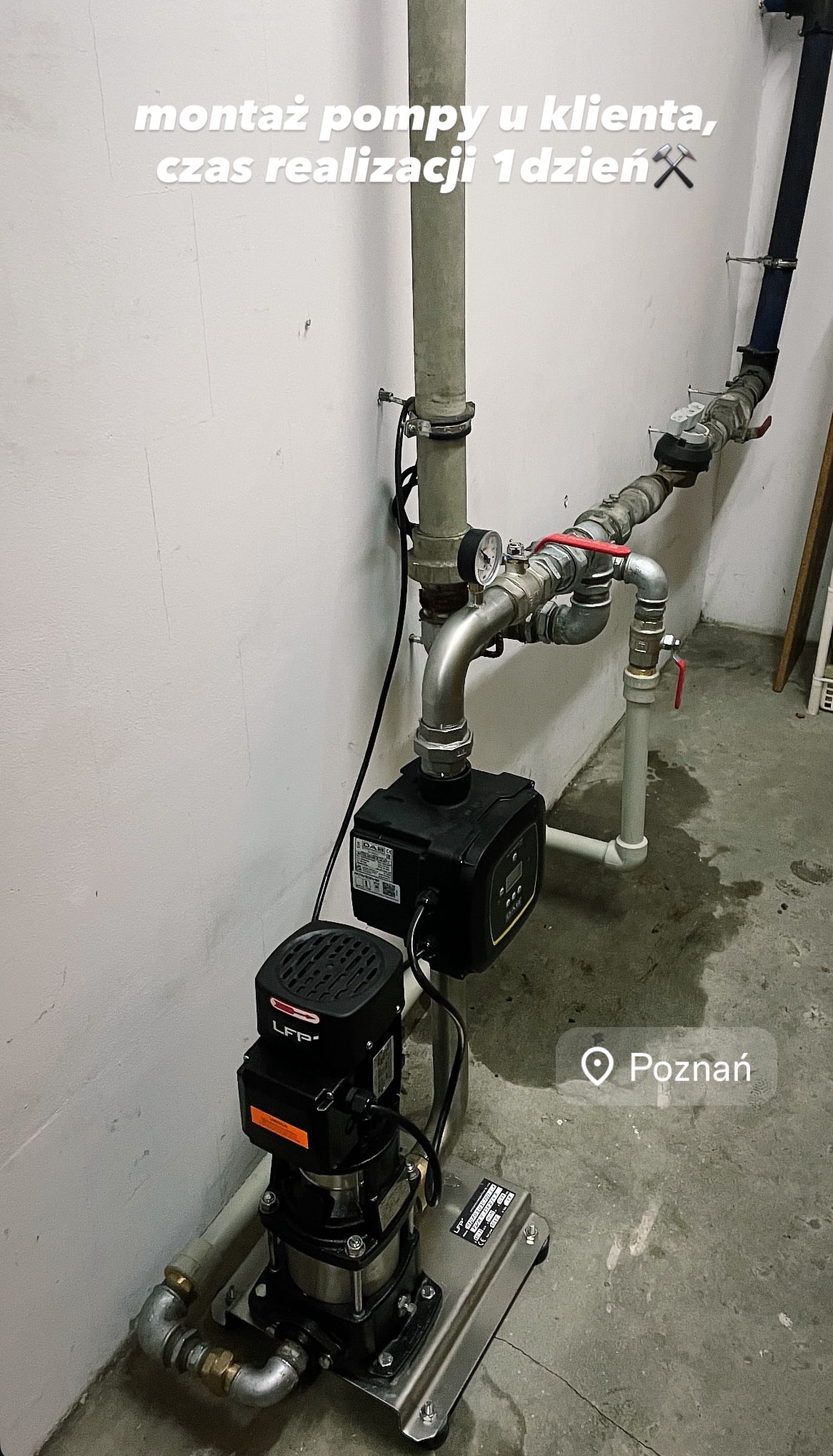 Zamontowana pompa hydroforowa LFP w kotłowni, z widocznymi rurami i manometrem. Instalacja połączona z istniejącą infrastrukturą. Realizacja w Poznaniu.