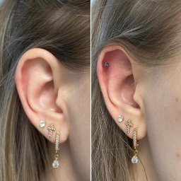 Gentle Piercing - Ucho kobiety przed i po przekłuciu helix z czarnym kolczykiem. Widoczne trzy kolczyki w płatku ucha: okrągły, krzyżyk i wiszący z kryształkami.