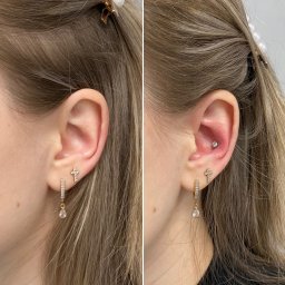 Gentle Piercing - Ucho kobiety przed i po przekłuciu chrząstki, widoczny nowy kolczyk w chrząstce ucha oraz złote kolczyki w płatku ucha. Zdjęcie typu 'przed i po'.