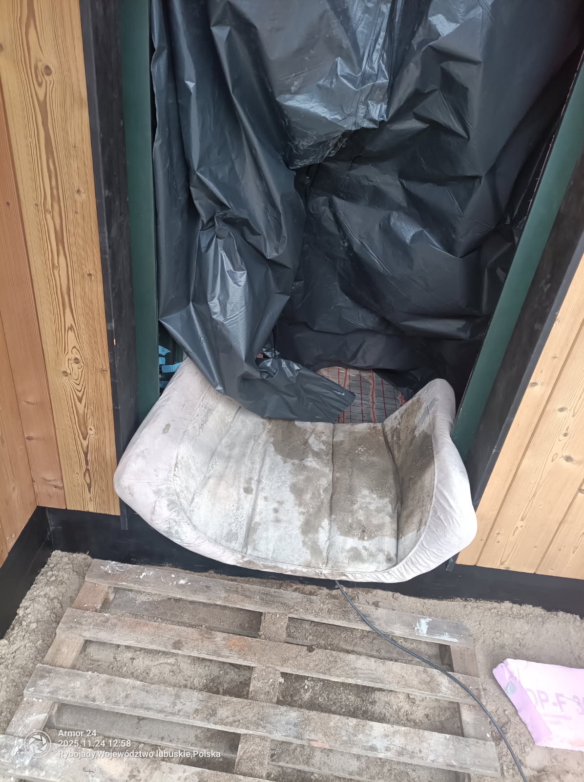 Zabezpieczamy stolarkę okienną aby nie doszło do uszkodzeń podczas prac.