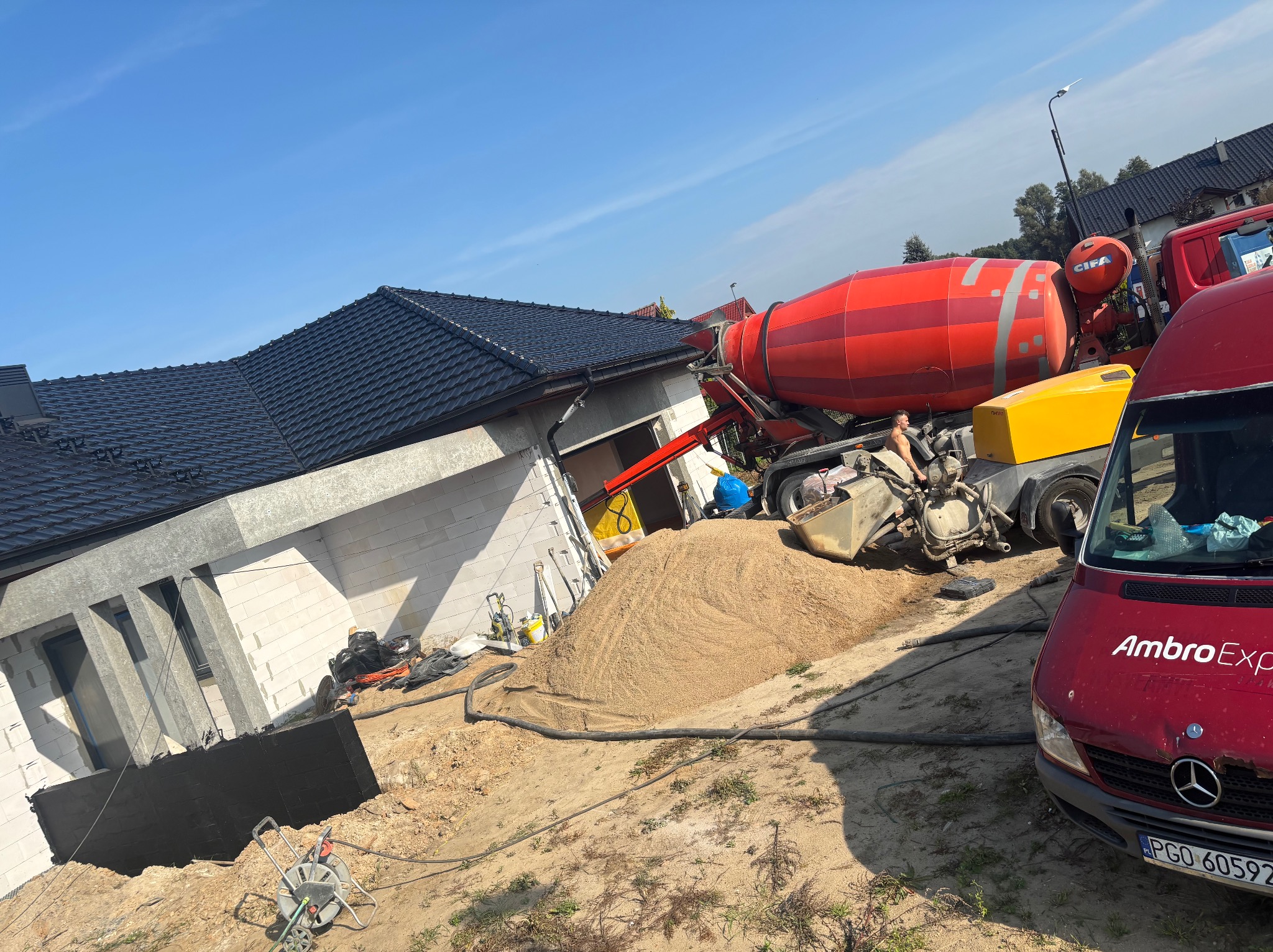 Współpracujemy z firmą która wykonuje dla nas betony przemysłowe.