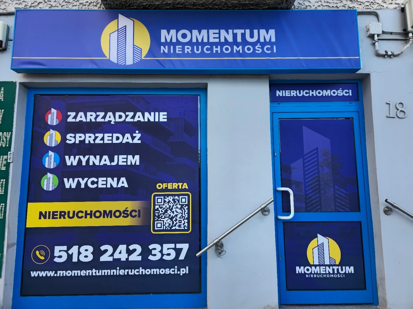 Wejście do Biura Nieruchomości MOMENTUM
