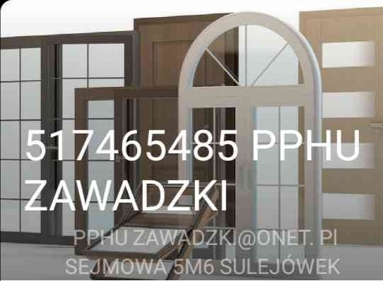 Ekspozycja różnorodnych okien i drzwi: okno z łukiem, okno z kratkami, drzwi z przeszkleniami. Na szybie widoczne dane kontaktowe firmy.