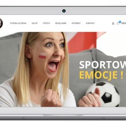 netPOINT Tomasz Kuciapski - Laptop wyświetla stronę internetową polskatelewizja.co.uk z kibicującą kobietą i piłką, promującą sportowe emocje. Widoczny nagłówek strony z menu.
