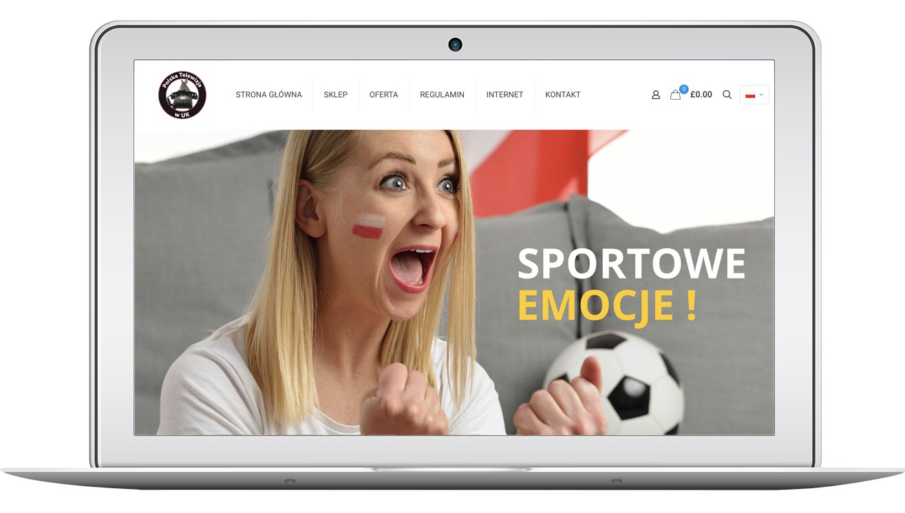 Laptop wyświetla stronę internetową polskatelewizja.co.uk z kibicującą kobietą i piłką, promującą sportowe emocje. Widoczny nagłówek strony z menu.