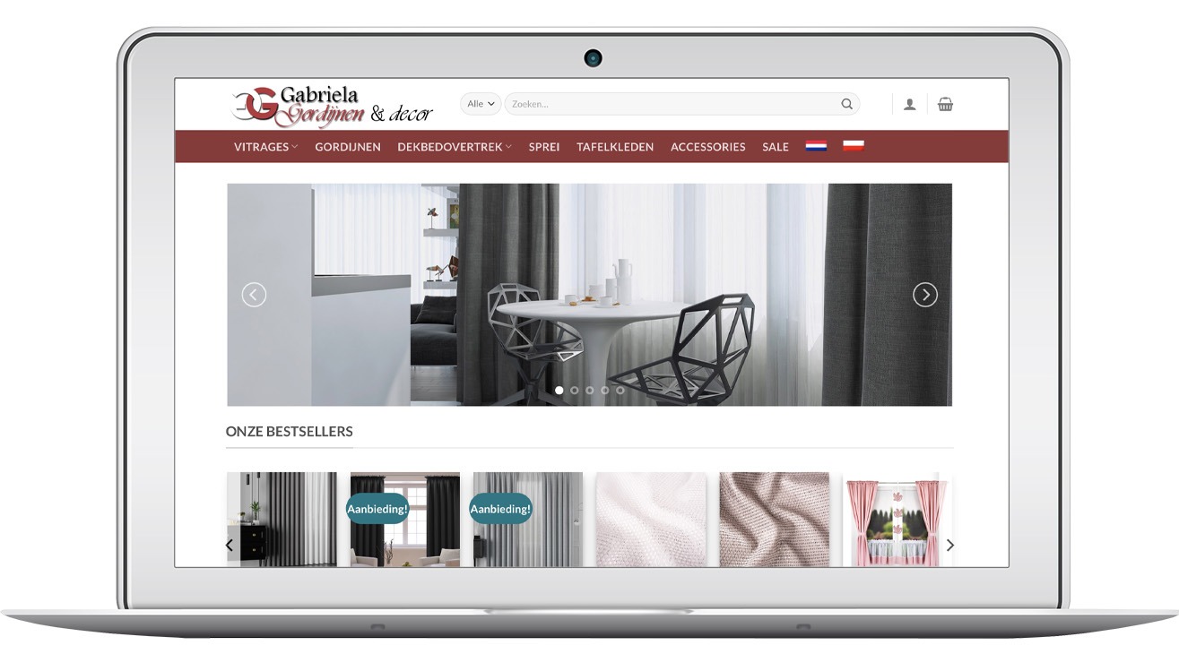 Laptop wyświetla stronę sklepu internetowego Gabriela Gordijnen & decor z ofertą zasłon i dekoracji okiennych. Widoczne bestsellery i nawigacja po stronie.