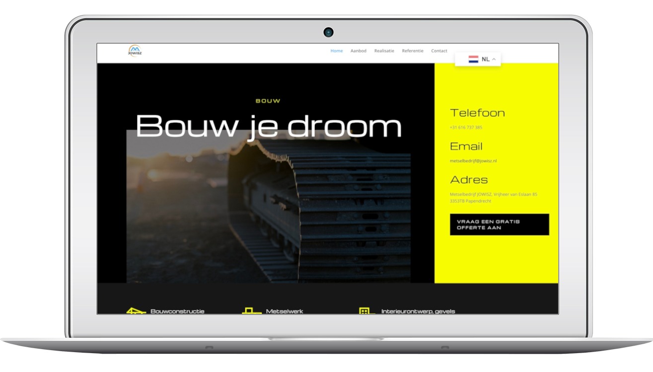 Laptop wyświetla stronę internetową firmy budowlanej Jowisz.nl z hasłem 'Bouw je droom' i zdjęciem gąsienic koparki. Żółty panel z danymi kontaktowymi po prawej.