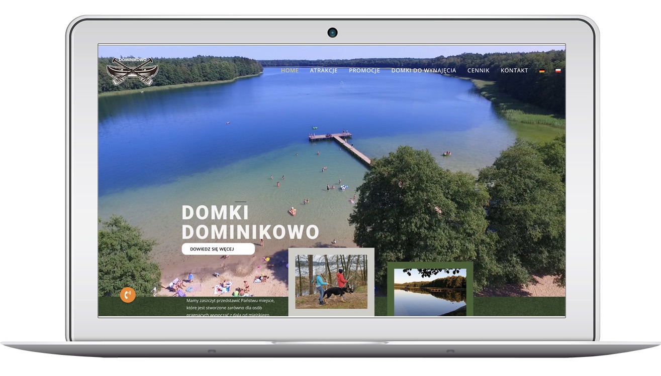 Laptop wyświetla stronę domkidominikowo.eu z widokiem na jezioro, molo i plażę. U góry menu strony, na dole zdjęcia z oferty. Widoczne logo firmy w lewym górnym rogu.