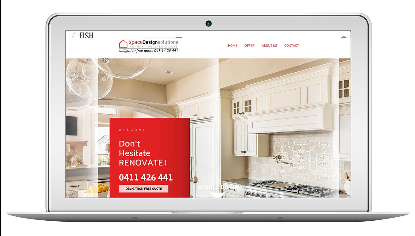 Ekran laptopa prezentuje stronę internetową Space Design Solutions z aranżacją kuchni. Widoczny numer telefonu i hasło: Don't Hesitate RENOVATE!