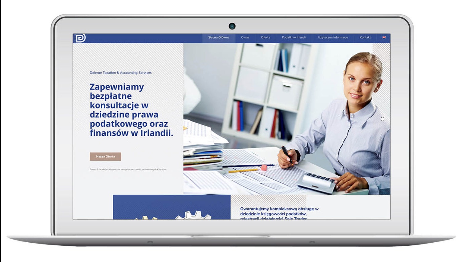 Laptop wyświetla stronę internetową deleruetaxation.com z ofertą bezpłatnych konsultacji prawno-podatkowych w Irlandii. Kobieta z kalkulatorem i stosem dokumentów.