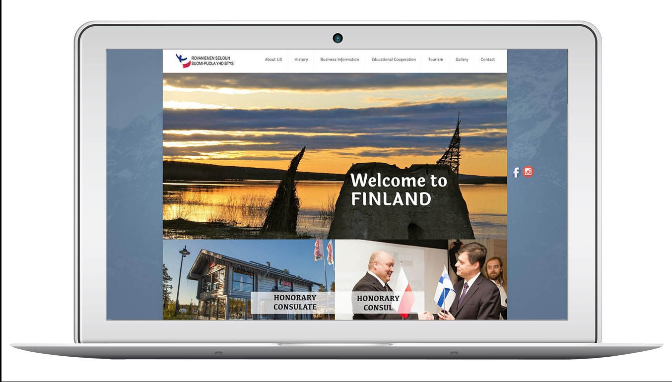 Ekran laptopa prezentuje stronę internetową finland-poland.com z krajobrazem Finlandii, budynkiem konsulatu i spotkaniem dyplomatycznym. Widoczne menu nawigacyjne i ikony mediów społecznościowych.