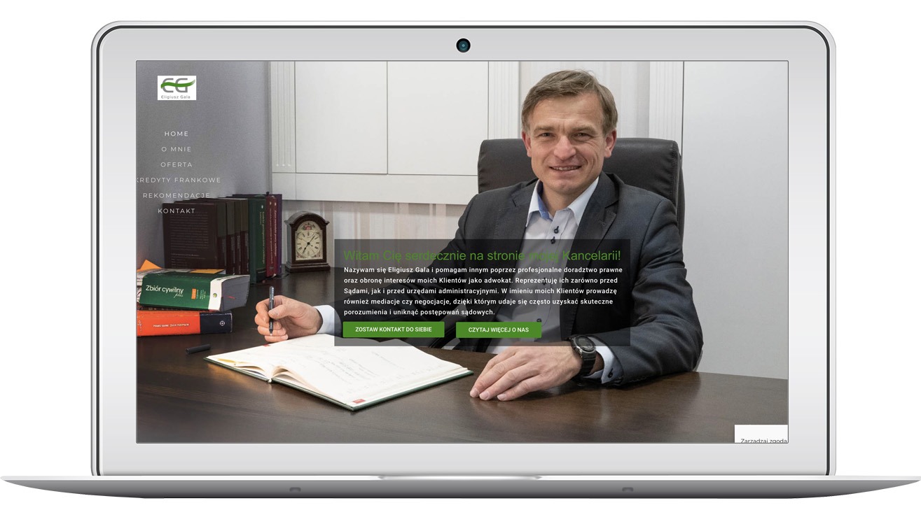 Strona internetowa kancelarii prawnej Eligiusza Gały na ekranie laptopa. Widoczny uśmiechnięty prawnik, tekst powitalny i menu strony. Minimalistyczny design, stonowana kolorystyka.