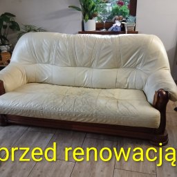 TRANSPORT AUTEM DOSTAWCZYM , RENOWACJA MEBLI TAPICEROWANYCH - Kremowa sofa skórzana z widocznymi śladami użytkowania i przetarciami na siedzisku, drewniane wykończenia, w tle rośliny doniczkowe. Stan przed renowacją.