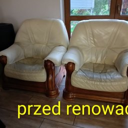 TRANSPORT AUTEM DOSTAWCZYM , RENOWACJA MEBLI TAPICEROWANYCH - Dwa kremowe fotele skórzane z drewnianymi podłokietnikami, widoczne ślady użytkowania na siedziskach, napis 'przed renowacją' sugeruje stan przed usługą tapicerską.