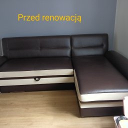 TRANSPORT AUTEM DOSTAWCZYM , RENOWACJA MEBLI TAPICEROWANYCH - Brązowo-kremowa sofa narożna z widocznym schowkiem, sfotografowana z niskiego kąta, z napisem 'Przed renowacją' na szarej ścianie w tle.