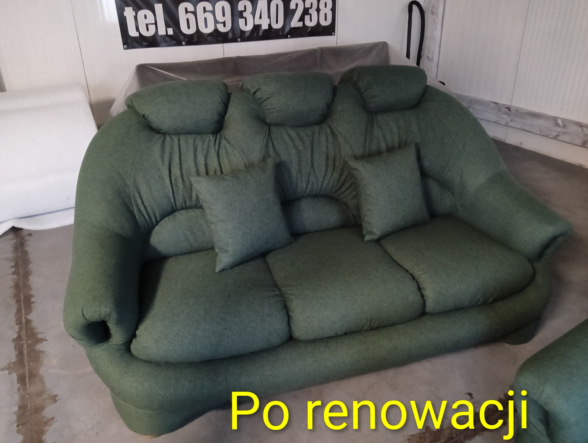 Zielona sofa trzyosobowa z poduszkami po renowacji, widoczna w magazynie. Nad nią numer telefonu na banerze.