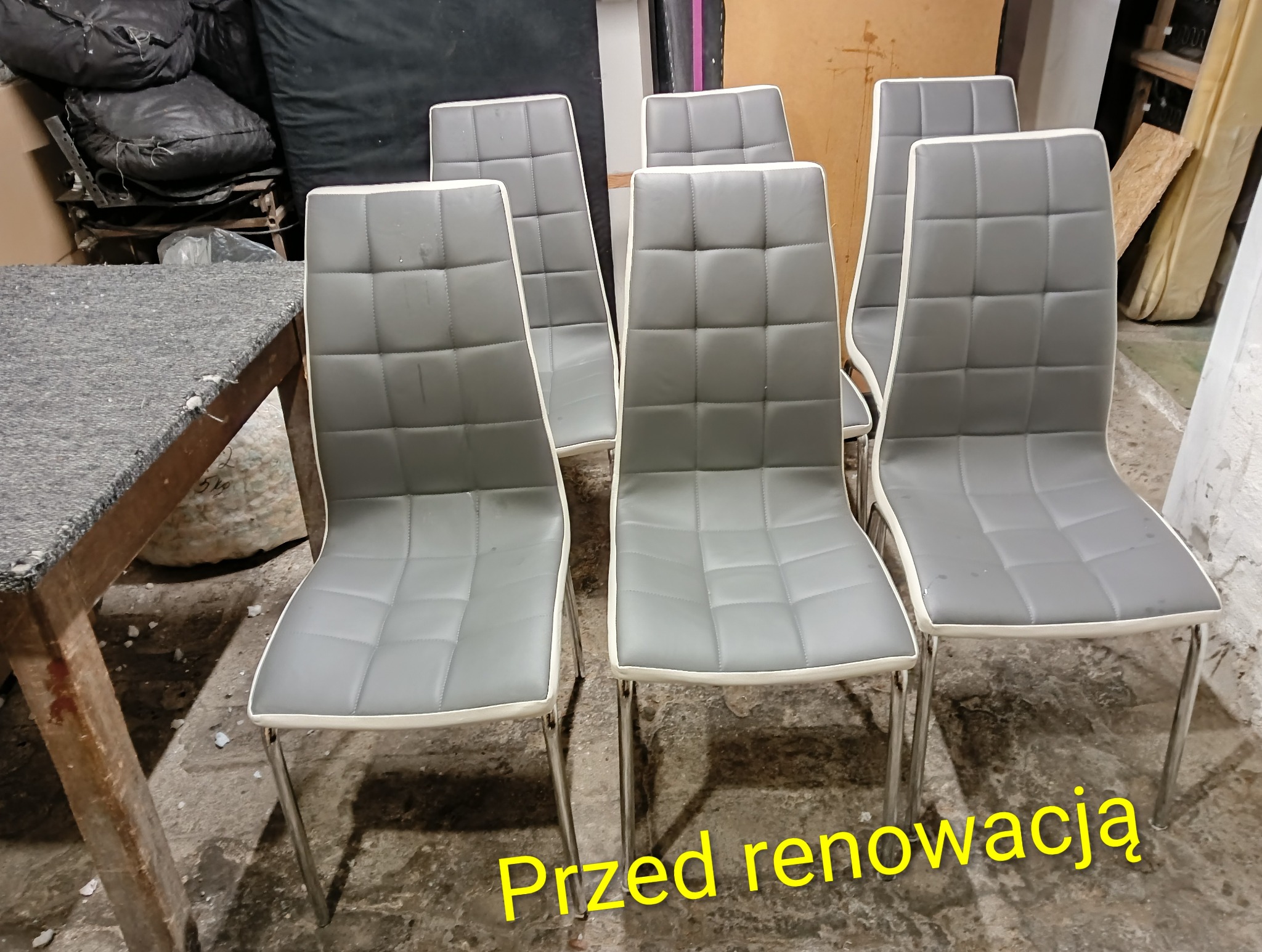 Sześć szarych krzeseł z białymi obwódkami i metalowymi nogami ustawionych w rzędzie, z napisem 'Przed renowacją' na dole zdjęcia.