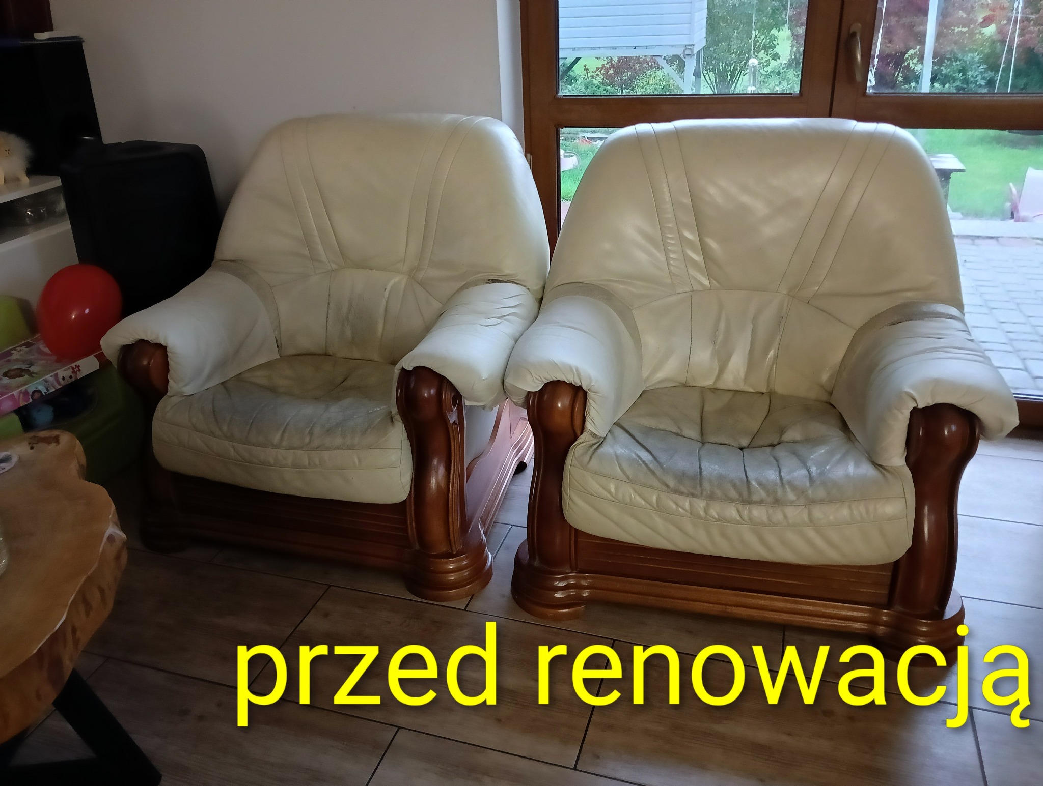 Dwa kremowe fotele skórzane z drewnianymi podłokietnikami, widoczne ślady użytkowania na siedziskach, napis 'przed renowacją' sugeruje stan przed usługą tapicerską.
