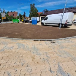 Adam Zdunek Usługi Brukarskie - Układanie przemysłowej kostki brukowej, przygotowanie terenów zielonych i wysiew trawy.