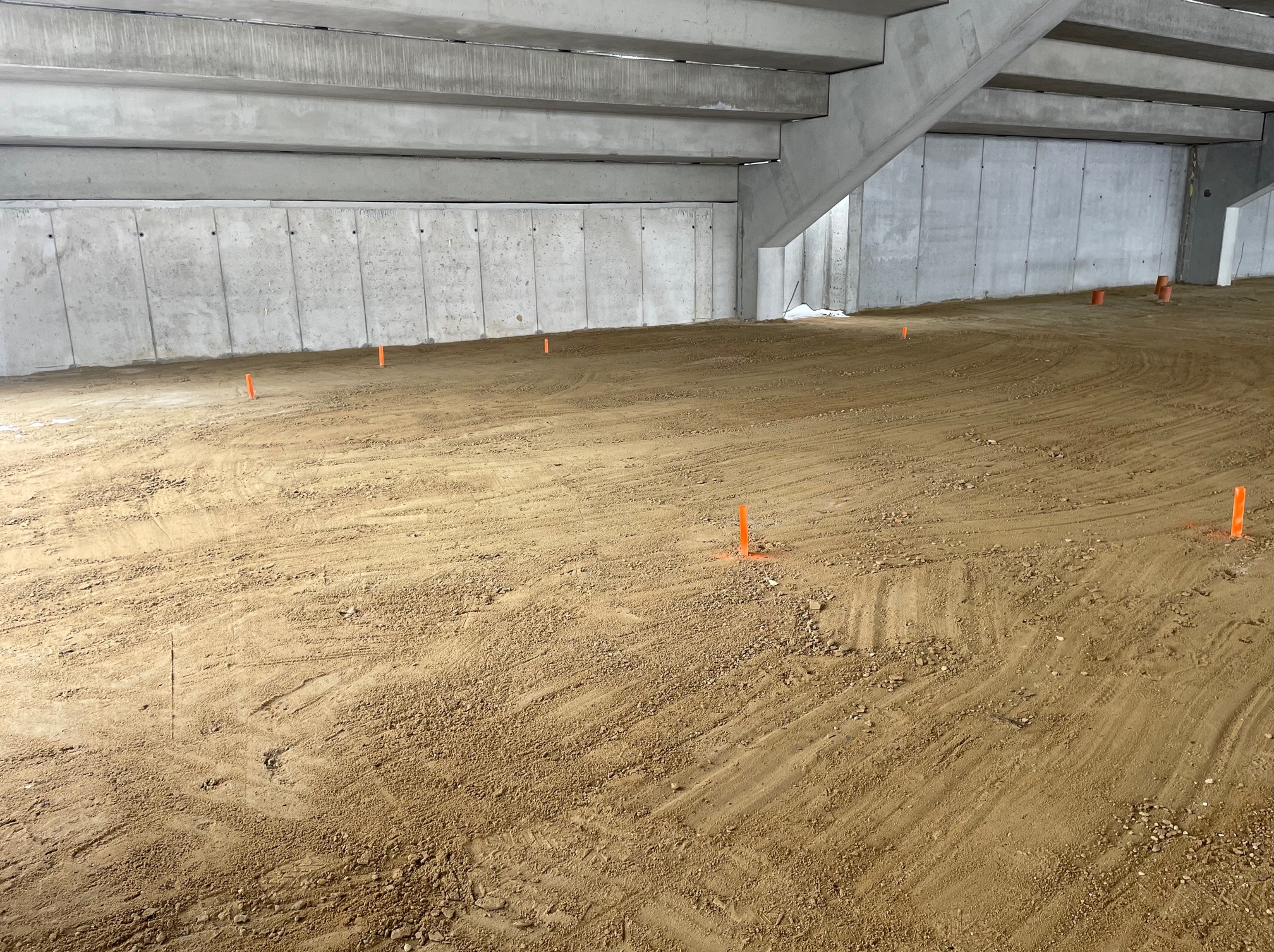 Zasypanie, zagęszczenie zasypki fundamentów i przygotowanie terenu pod układanie styropianu na stadionie